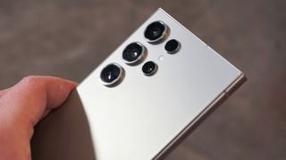 يستخدم Samsung Galaxy S24 Ultra كاميرا بزاوية خلفية محمولة باليد