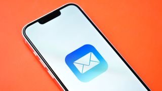 يتم عرض تطبيق البريد على شاشة iPhone