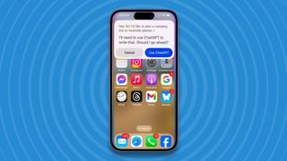 سيري يطلق ChatGPT على iPhone.