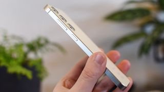أيدي Samsung Galaxy S24 على الجانب المحمول