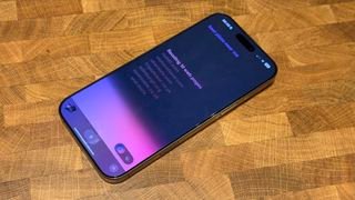 بحث القوس على iPhone 16 Pro Max