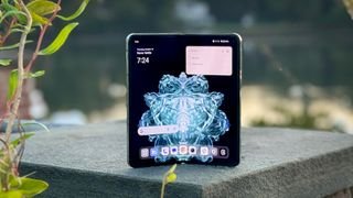OnePlus افتح على قاعدة التمثال مع عرض الشاشة الرئيسية