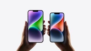 Apple iPhone 14 وiPhone 14 Plus على خلفية بيضاء