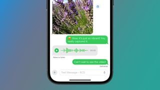 جهاز iPhone على خلفية زرقاء وخضراء يُظهر محادثة رسالة RCS