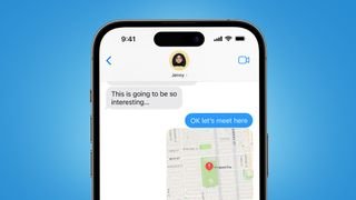 جهاز iPhone على خلفية زرقاء يعرض محادثة iMessage