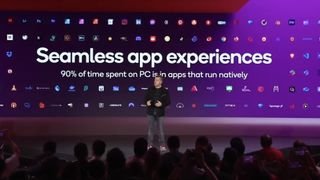 Alex Katouzian، المدير العام للمجموعة، Mobile, Compute, & XR (MCX)، Qualcomm Technologies، يقف أمام شاشة فيديو يروج لتجارب التطبيقات السلسة على أجهزة الكمبيوتر المحمولة التي تعمل بنظام Snapdragon X Elite.