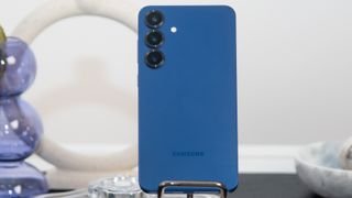Samsung Galaxy S25 Plus باللون الأزرق على حامل رخامي