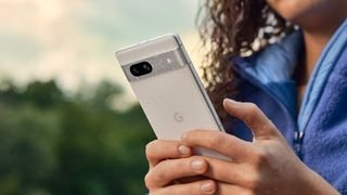 تم إطلاق Google Pixel 7A (أعلاه) في مايو 2023