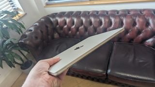 جهاز MacBook Air الجديد مقاس 13 بوصة مع M3 يُستخدم في المقهى