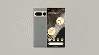 Google Pixel 7 pro على خلفية رمادية