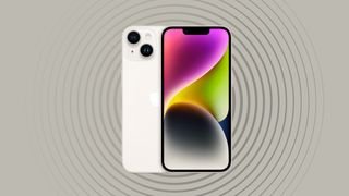 Apple iPhone 14 plus على خلفية رمادية رملية