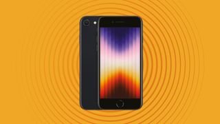 هاتف Apple iPhone SE 2022 على خلفية برتقالية
