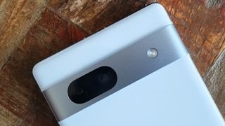 صورة مقربة لهاتف Google Pixel 7a باللون الأزرق السماوي في مكانه