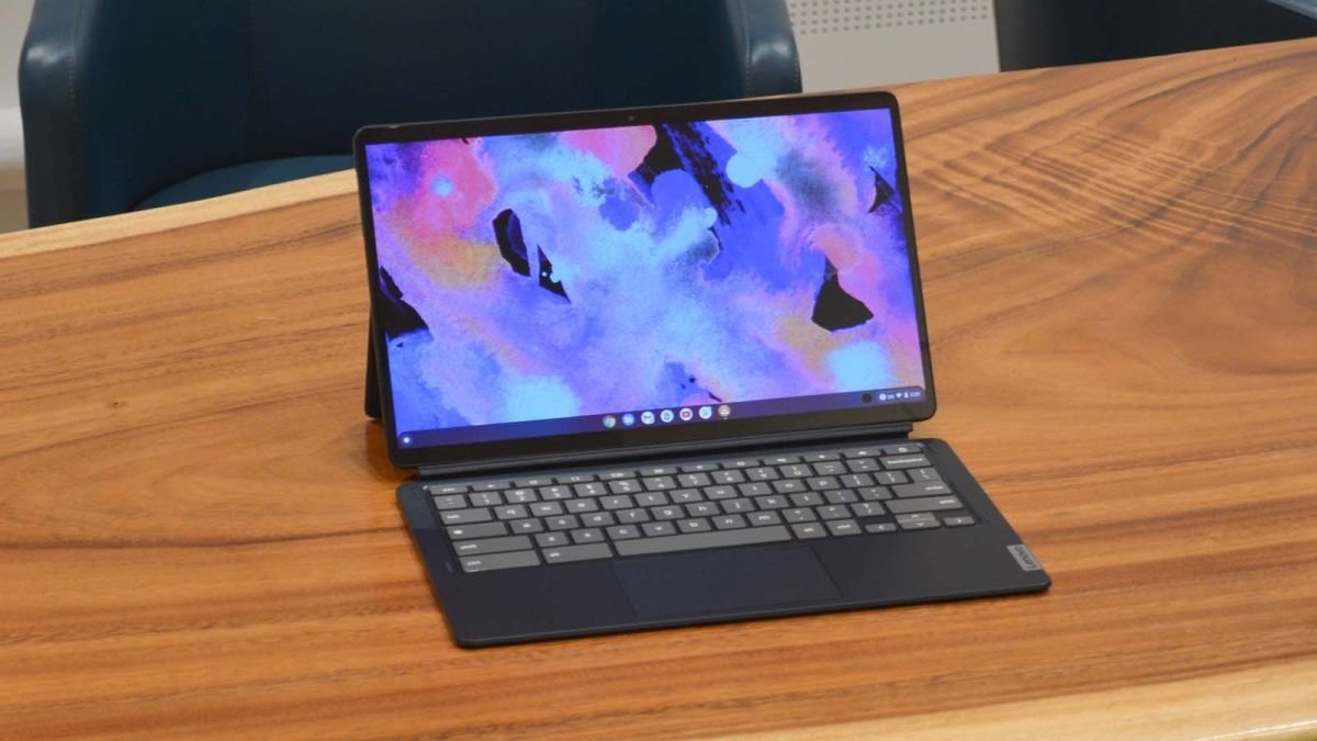 Lenovo IdeaPad Duet 5 Chromebook مع شاشة تعمل باللمس
