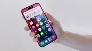 يد تحمل هاتف iPhone وتُظهر سيري الجديد