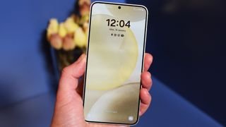 يد Samsung Galaxy S24 أمامية بشكل مستقيم