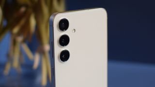Samsung Galaxy S24 يلتقط لقطة مقربة للكاميرا