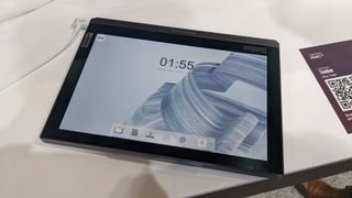 الكمبيوتر المحمول Lenovo ThinkBook Plus Twist على منصة العرض في حدث MWC 2023.