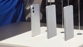 Samsung Galaxy S25 Edge على عرض الحدث الذي تم تفريغه في 22 يناير 2025.
