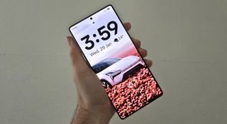 Samsung Galaxy S25 Ultra يعرض شاشة قفل مع سيارة عليها
