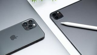 iPhone و iPad ملقاة على مكتب.