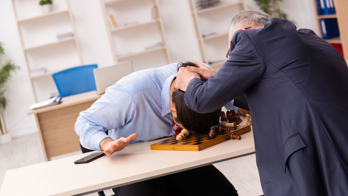 Deux hommes d'affaires jouant aux échecs au bureau.