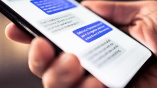 رجل يستخدم imessage على iPhone