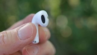 AirPods 4 مع إلغاء الضوضاء النشطة
