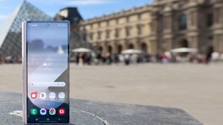 Samsung Galaxy Z Fold 6 في باريس أمام هرم اللوفر