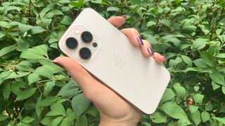 iPhone 16 Pro Desert Titanium في متناول اليد