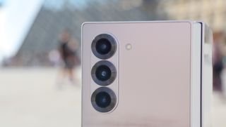 Samsung Galaxy Z Fold 6 في باريس أمام هرم اللوفر
