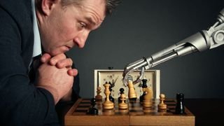 Un homme jouant aux échecs avec un robot.