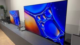 تلفزيون Sony Bravia 8 II يعرض الفقاعات في مقربة