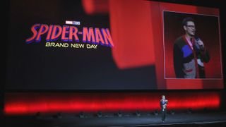 يقف Destin Daniel Cretton على خشبة المسرح خلف أحد Spider-Man: Brand New Day Poster خلال CinemaCon