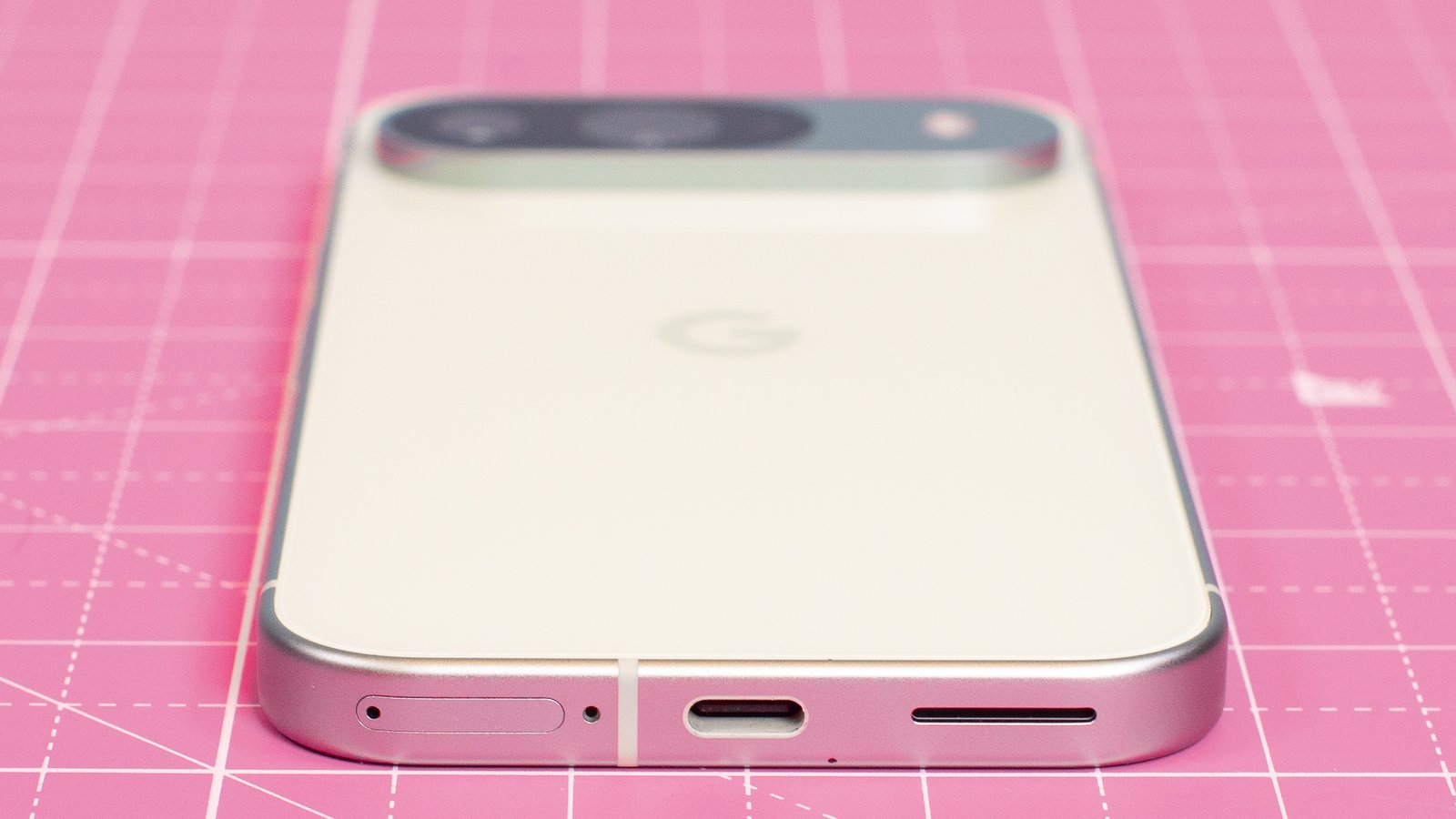 Google Pixel 9 باللون الأخضر الشتوي
