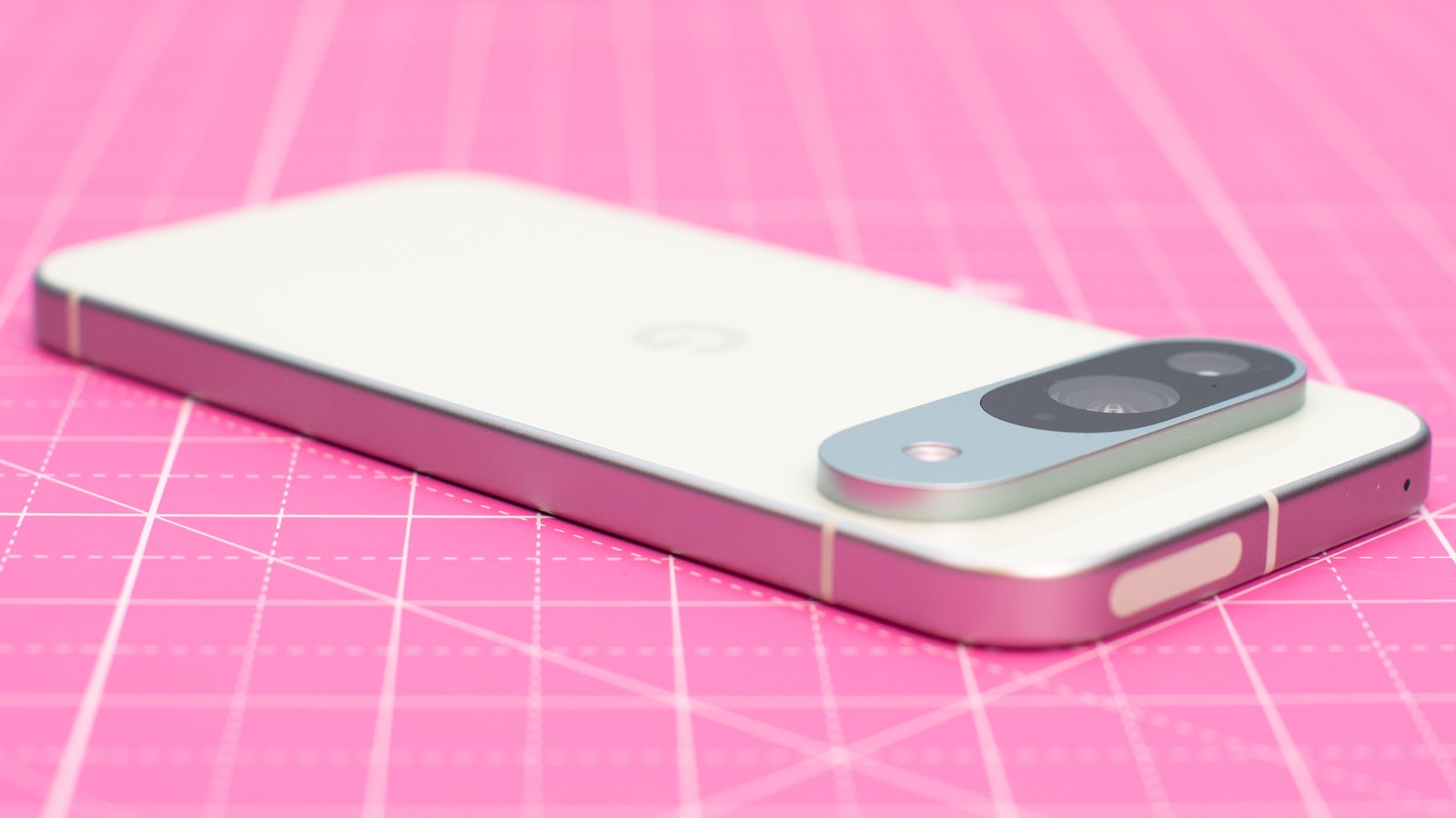 Google Pixel 9 باللون الأخضر الشتوي