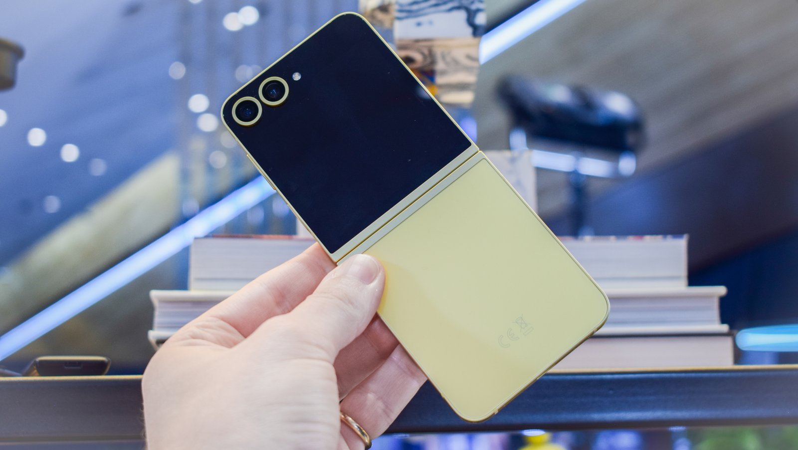 صورة ل Samsung Galaxy Z Flip 6 باللون الأصفر