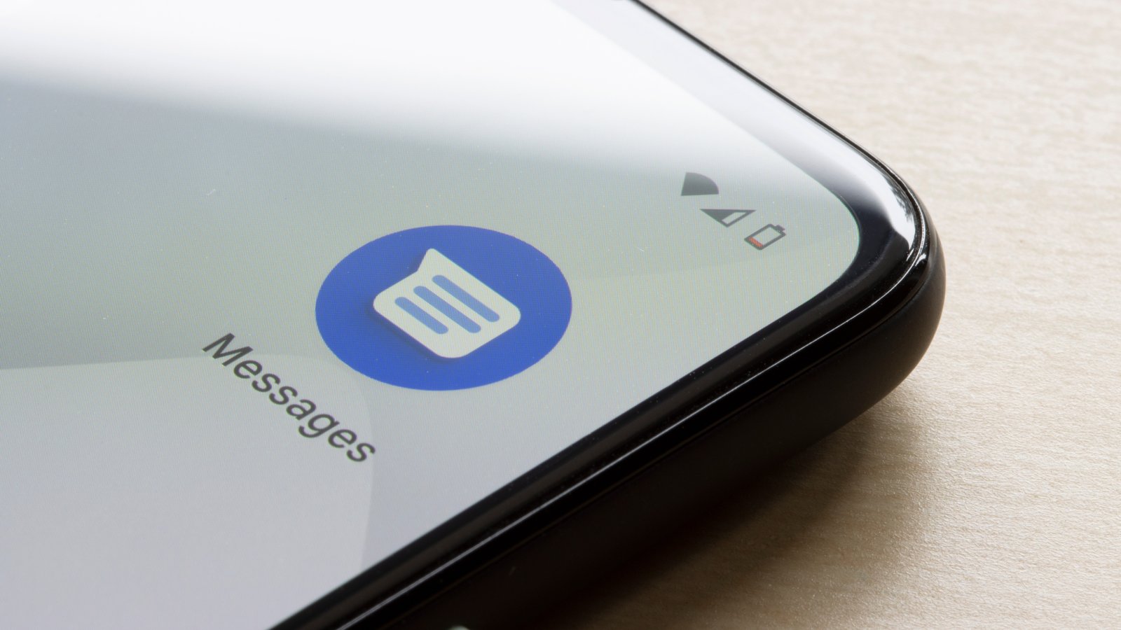 عن قرب شعار تطبيق رسائل Google على هاتف ذكي