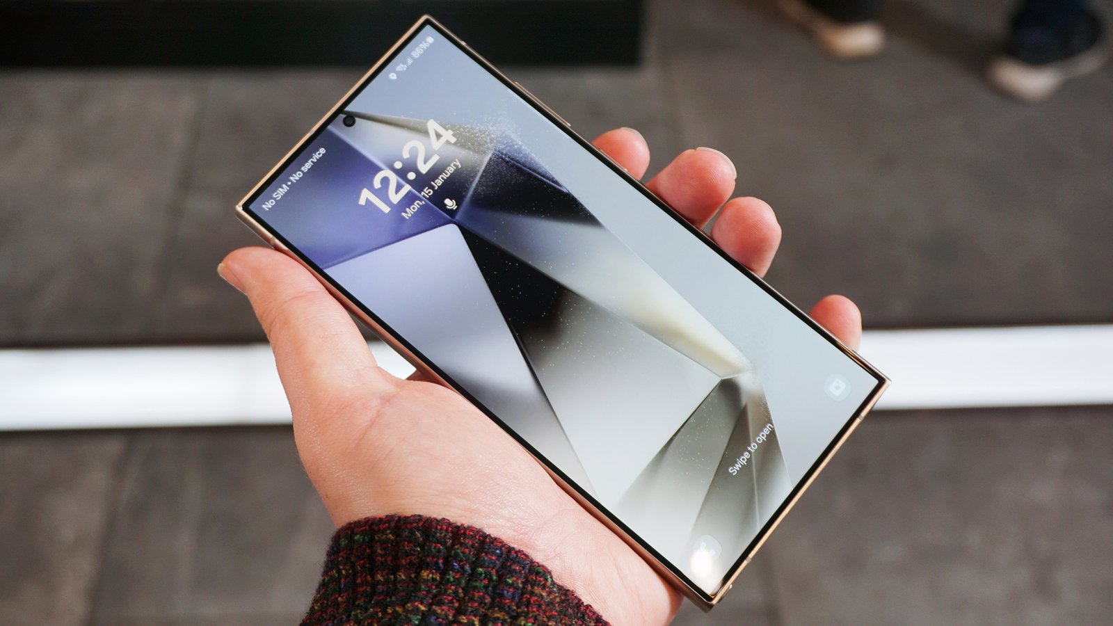 Samsung Galaxy S24 Ultra Hands على شاشة القفل الأمامية