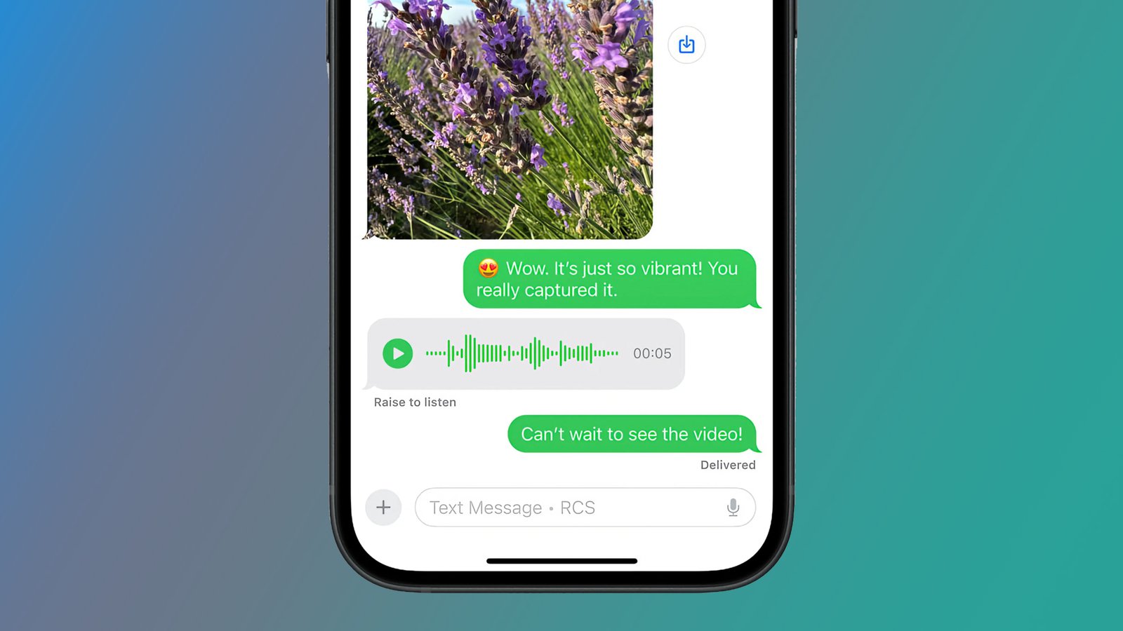 iPhone على خلفية زرقاء وخضراء تظهر محادثة رسائل RCS