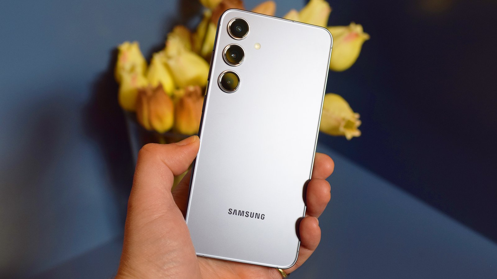 Samsung Galaxy S24 يدي على ظهر مستقيم أبيض مستقيم