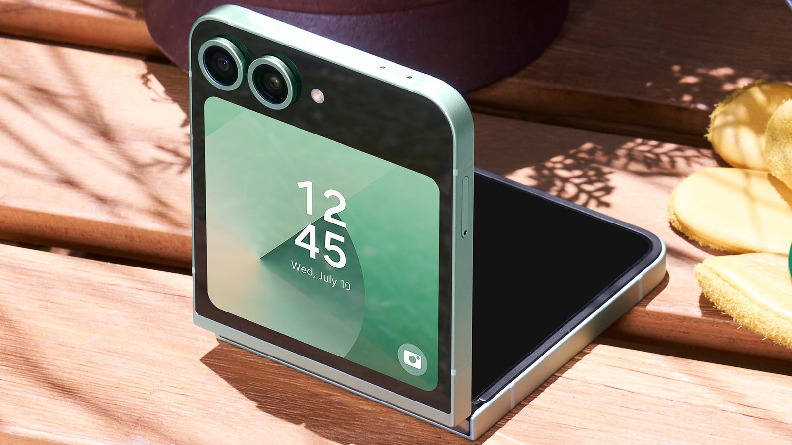 Samsung Galaxy Z Flip 6 على طاولة