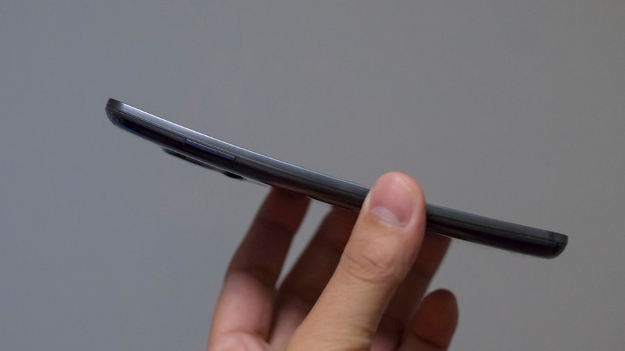 يد تمسك هاتف LG G Flex