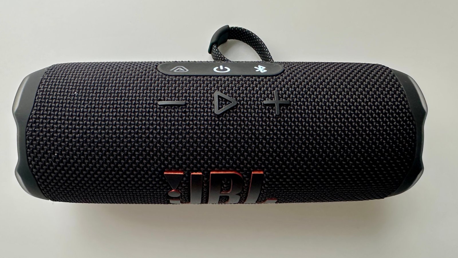 JBL Flip 7 مكبر صوت بلوتوث المحمول على سطح أبيض