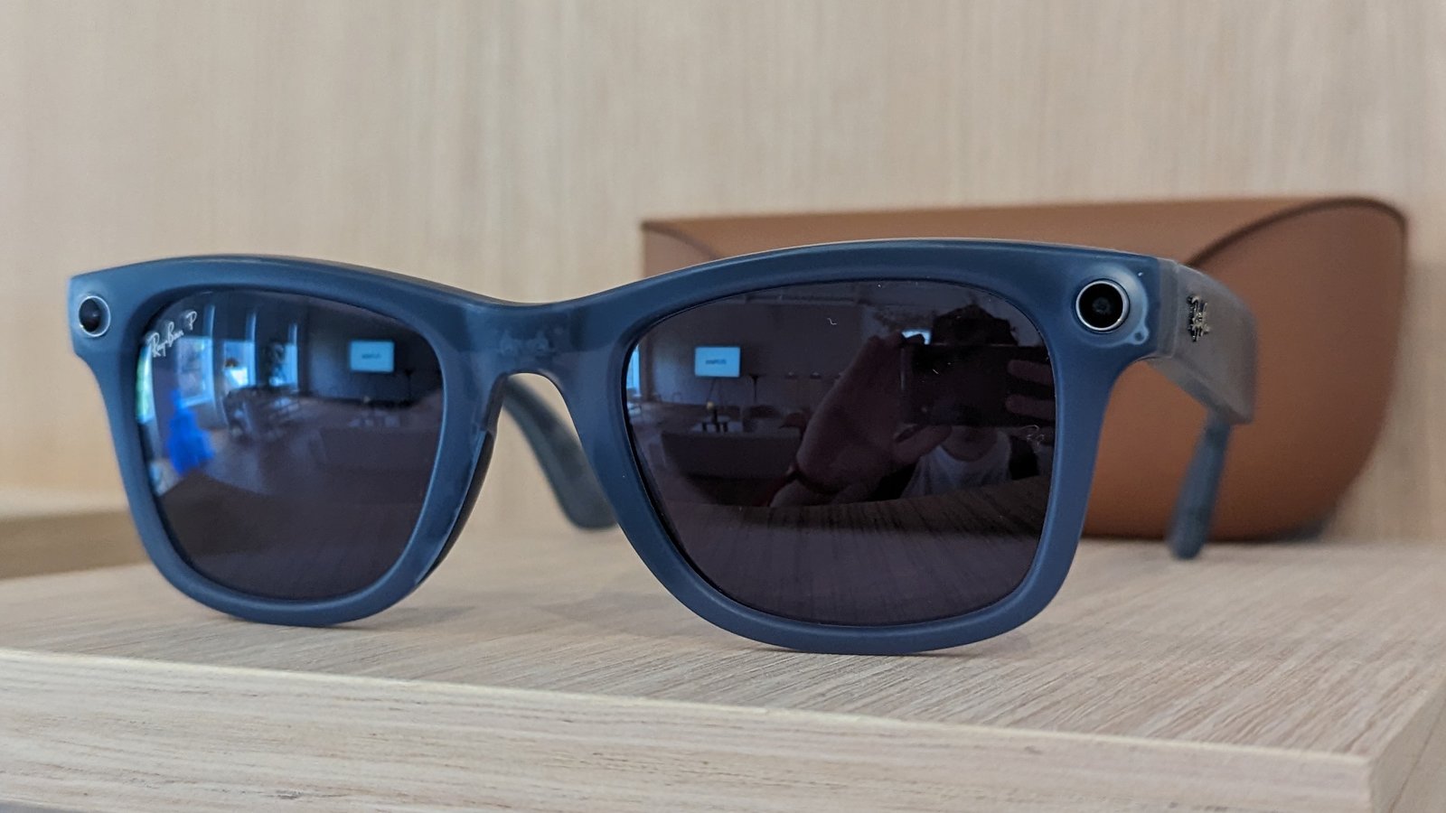 جلس النظارات الذكية Ray-Ban Meta على رف