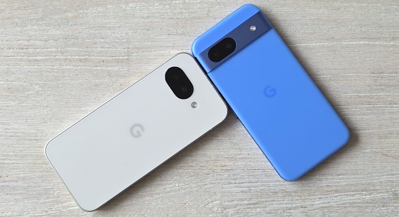 Google Pixel 9A (يسار) بجانب Google Pixel 8A (يمين)