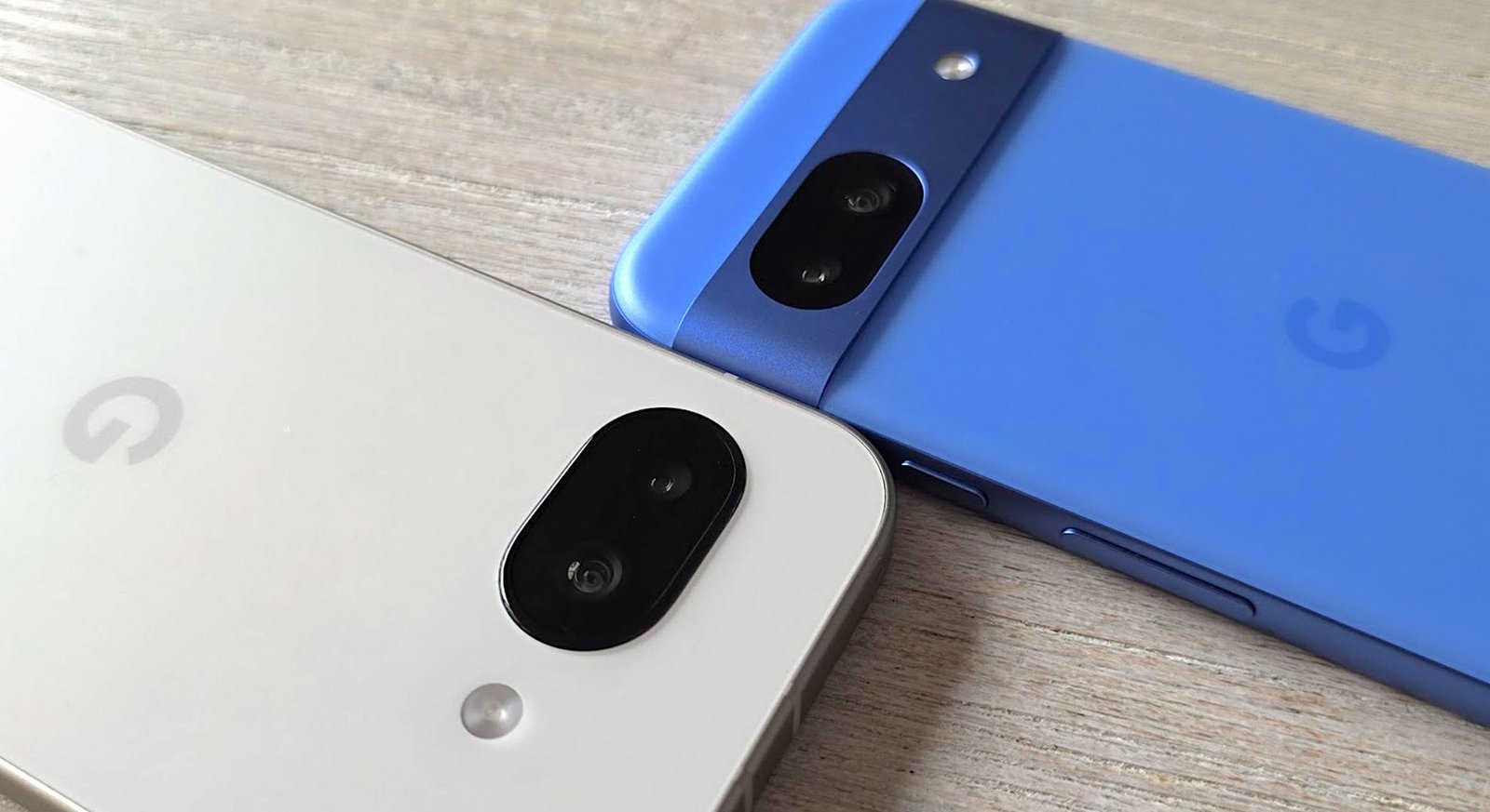 Google Pixel 9A (يسار) و Google Pixel 8A (يمين)