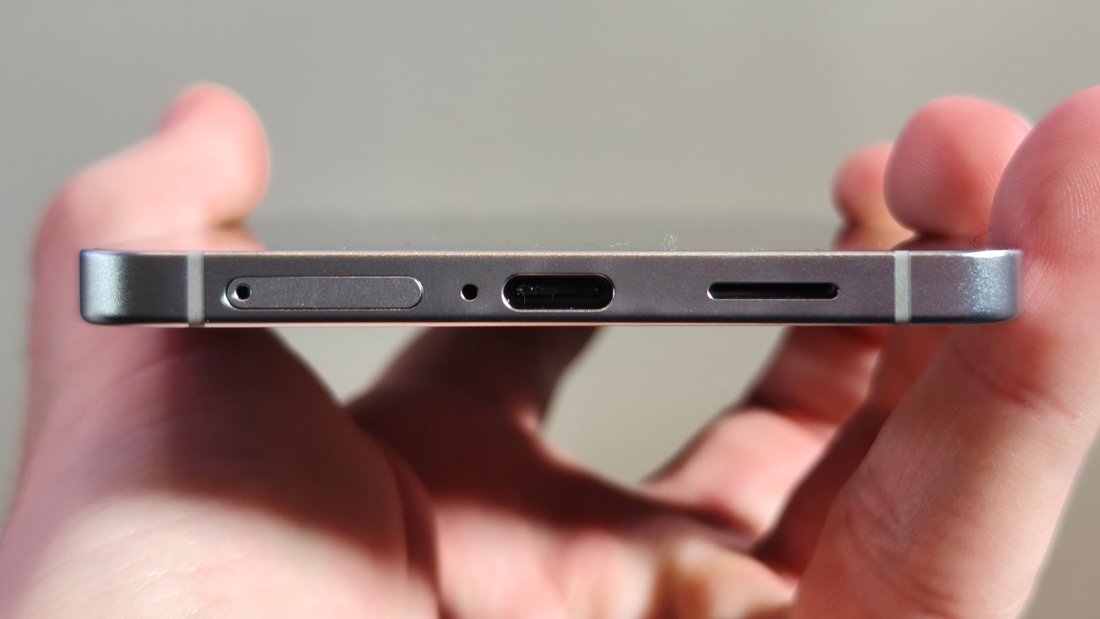 منفذ USB-C على حافة Samsung Galaxy S25
