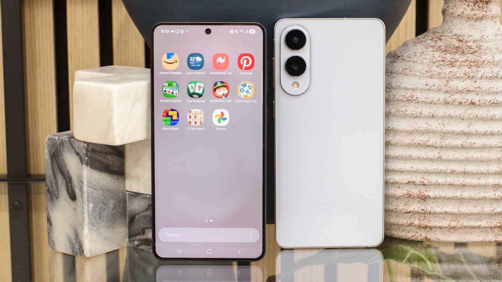 Samsung Galaxy S25 Edge باللون الأسود والأزرق والفضي