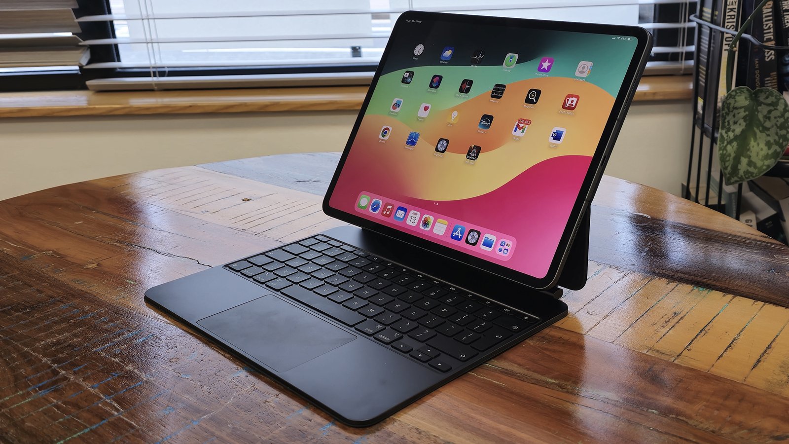 iPad Pro 13 (2024) مع لوحة المفاتيح